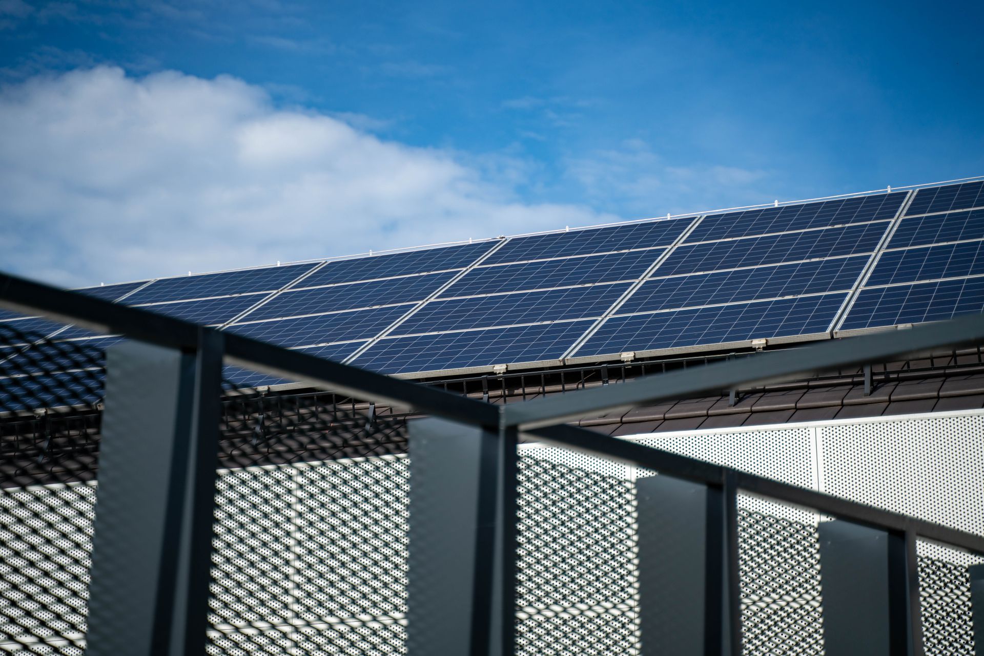 Solarmodule auf einem Hausdach bei klarem Himmel